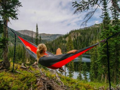 hengekøye – bua woman in hammock in green mountains by lake